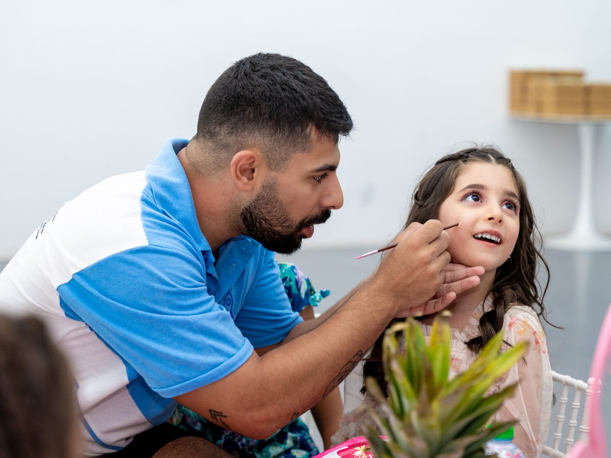 ركن رسم على الوجه واليد في حفلة عيد ميلاد أطفال من La Folie في دبي